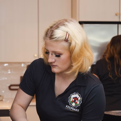 A Keepsake employee packing kitchen items at a house in the Twin Cities